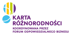 Foletowy napis Karta różnorodności koordynowana przez Forum Odpowiedzialnego Biznesu. Po lewej stronie dwa koła. Większe podzielone na cztery części w róznych kolorach (niebieski, pomarańczowy, zielony i żółty). Mniejsze koło jes niebieskie z białym paskiem.