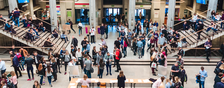 Studenci w Auli Spadochronowej SGH podczas wydarzenia Dni Adaptacyjne